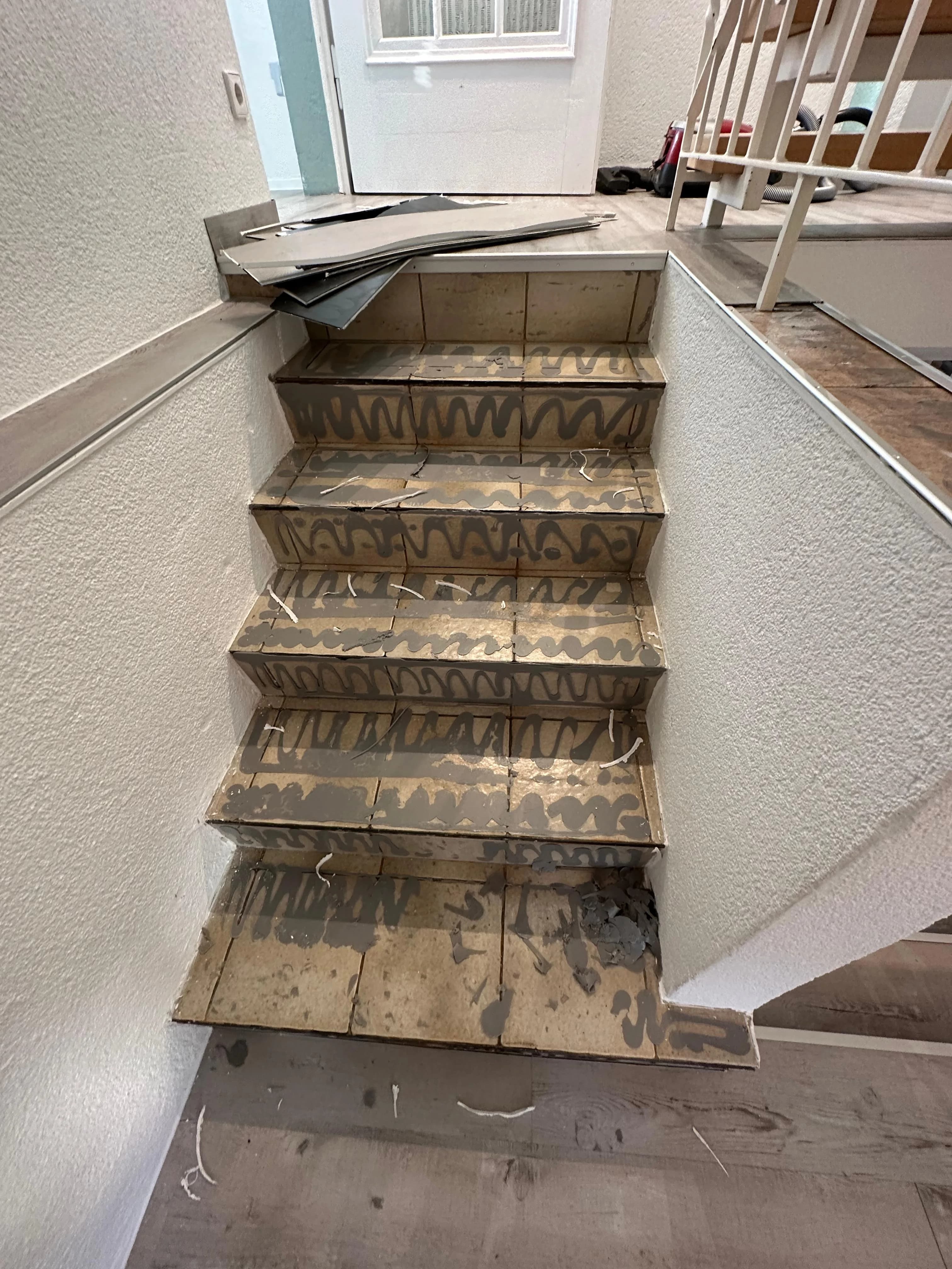 Treppensanierung mit Vinylbelag – Vorher
