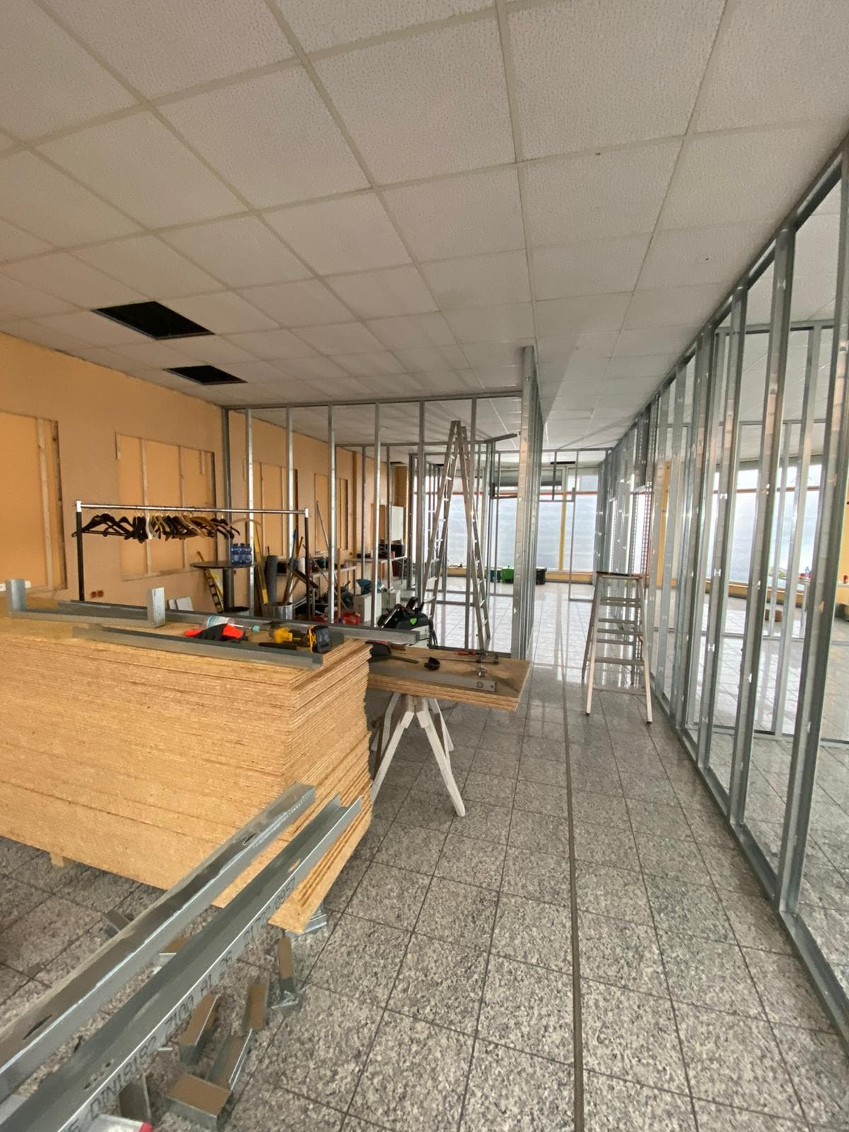 Wandverkleidung im Schlafzimmer – Vorher